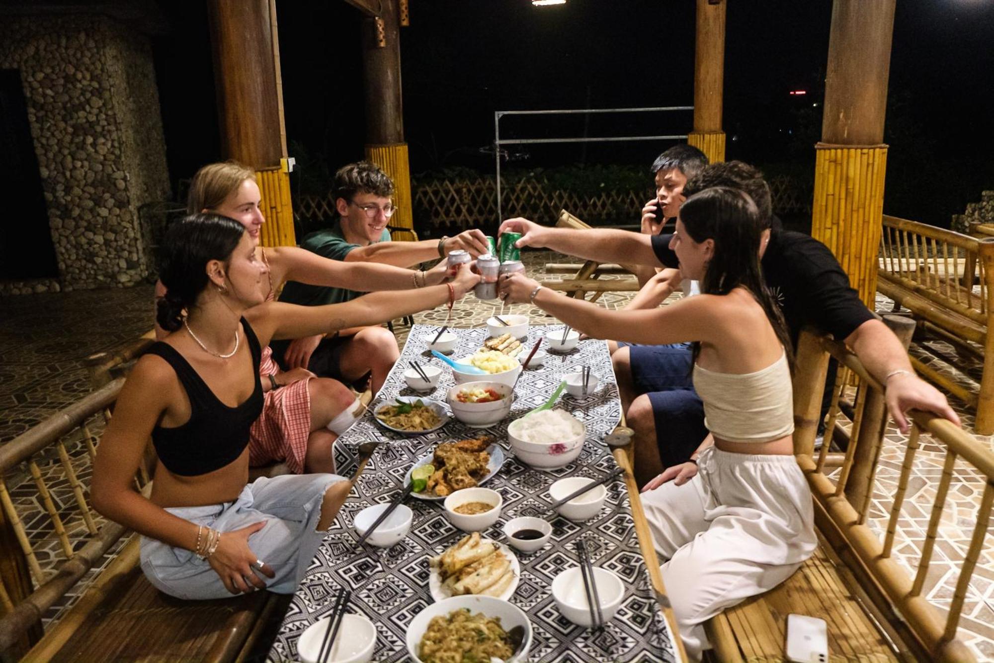 Nha Tan - Mai Chau Homestay And Tours ภายนอก รูปภาพ