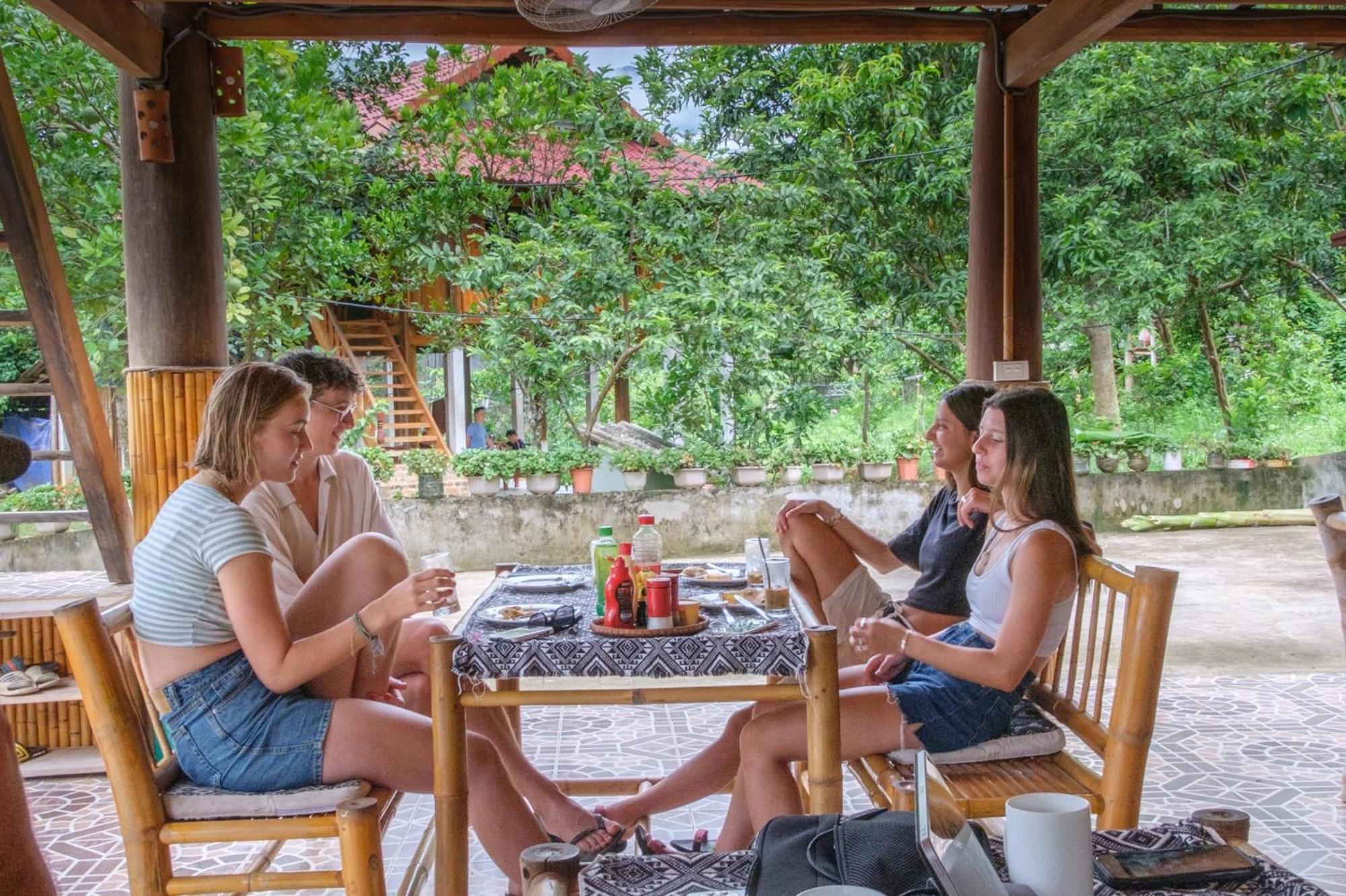 Nha Tan - Mai Chau Homestay And Tours ภายนอก รูปภาพ